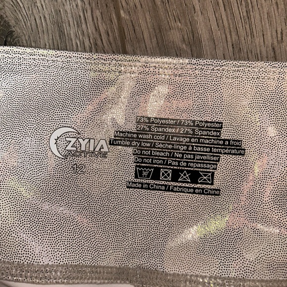 Women’s Zyia Silver Camo Metallic Light n Tight Capri Leggings - Picture 2 of 4